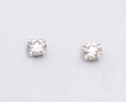null Puces d'oreilles en or gris, 750 MM, ornée chacune d'un diamant taille brillant,...