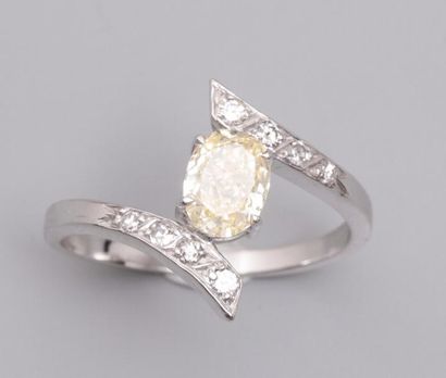 null Bague en or gris, 750 MM, ornée d'un diamant taille ovale pesant 1,01 carat...