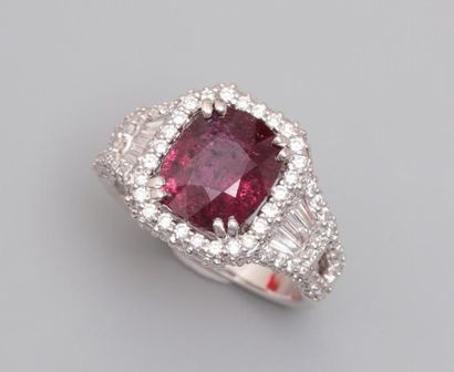 null Bague en or gris, 750 MM, ornée d'un rubis taille coussin pesant 3,37 carats...