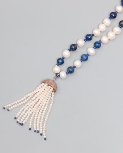  Sautoir de perles de culture intercalées de perles de lapis lazulis, portant un...