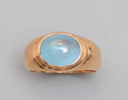 null Bague en or jaune, 750 MM, centrée d'une topaze bleue cabochon, taille : 50,...