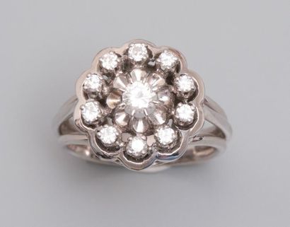 null Bague "Fleur" en or gris 750MM et , platine 900 MM, recouverte de diamants,...