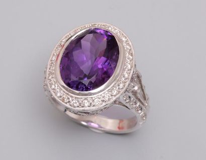 null Bague en or gris, 750 MM, ornée d'une améthyste ovale, 5 carats environ dans...