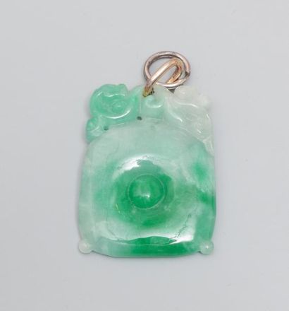 null Pendentif, plaque de jadéite jade sculpté, dimensions : 4,5 / 3,4 cm, 