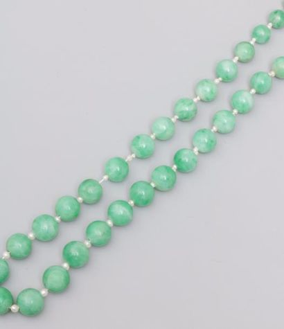  Collier de perles de jadéite jade en légère chute, alternées de petites perles de...