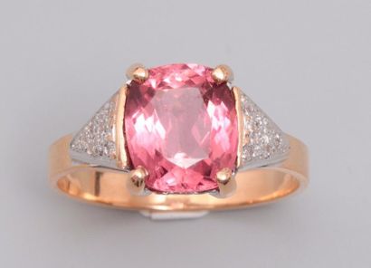  Bague en or rose, 750 MM, ornée d'une tourmaline rose épaulée de diamants en pavage,...