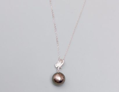  Chaîne et pendentif en or gris, portant une perle de Tahiti ronde, diamètre : 10,5...