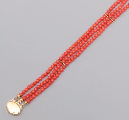 Bracelet de trois rangs de perles de corail...