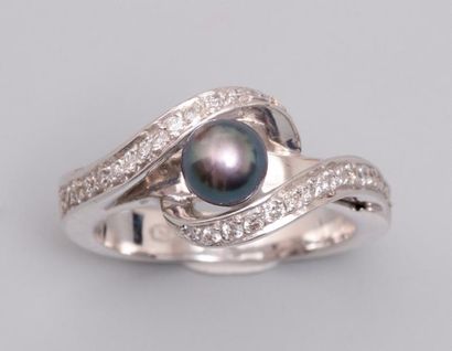 null Bague en or gris, 750 MM, orée d'une perle de Tahiti entre deux lignes de diamants,...