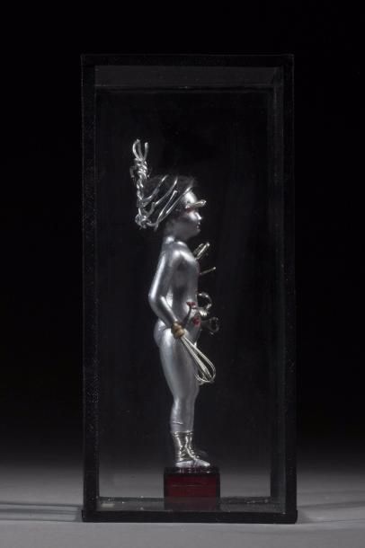 null Maïssa Toulet (1974- ): Boite-vitrine de "figurines votives", technique mixte...