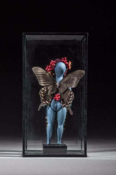 null Maïssa Toulet (1974- ): Boites-vitrines de "figurines votives", technique mixte...