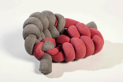  Design House Stockholm ( Suède ) :"The Knot cushions", oeuvre textile gris-rouge,...