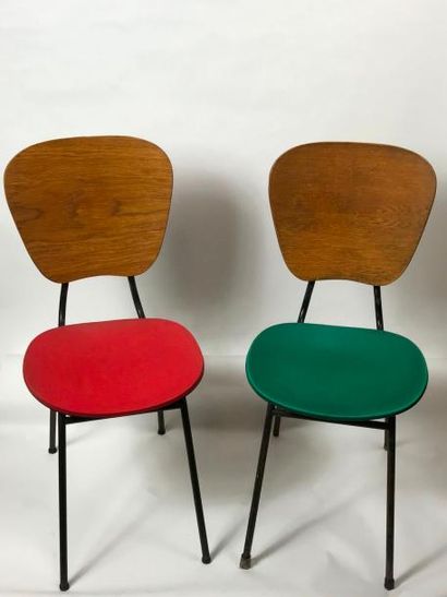 null Deux chaises en bois garnies de plastique vert et rouge. Epoque 1960.