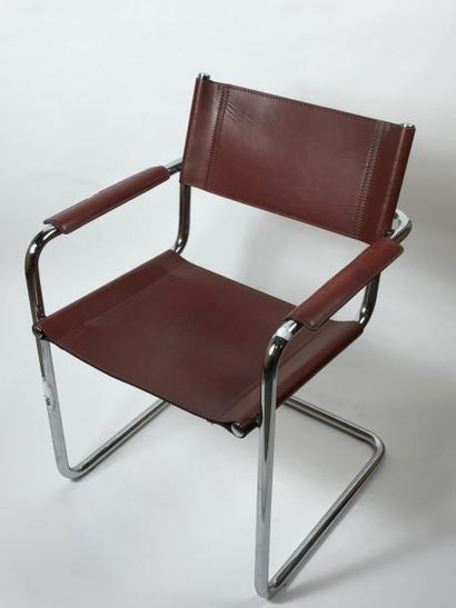 null Ensemble de 18 fauteuils en métal chromé garnis de cuir fauve. Circa 1970-1980...