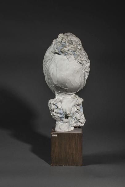 null Anonyme : "Alice Sapritch", buste en plâtre blanc sur socle-cube en bois, ht...