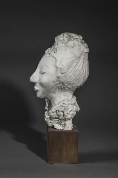 null Anonyme : "Alice Sapritch", buste en plâtre blanc sur socle-cube en bois, ht...