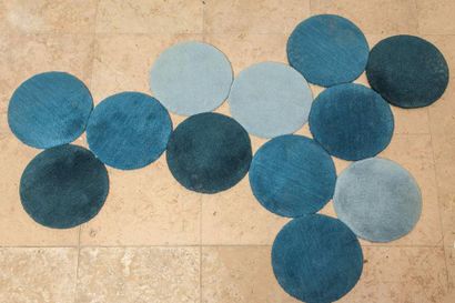 null Bouroullec / Kreo: Tapis "GRAPPE", bleu, 12 cercles cousus entre eux en velours...