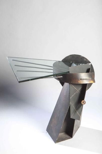 null Sue Golden, Londres: Sculpture-guéridon en métal découpé soudé patiné et verre...