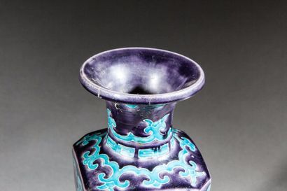 null Vase octogonal en porcelaine Fahua à épaulement oblique col évasé décoré de...