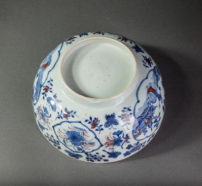 null Large bol sur pied en couronne en porcelaine blanche décorée en bleu cobalt...