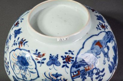 null Large bol sur pied en couronne en porcelaine blanche décorée en bleu cobalt...