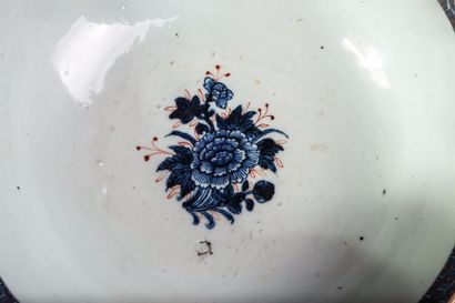 null Large bol sur pied en couronne en porcelaine blanche décorée en bleu cobalt...