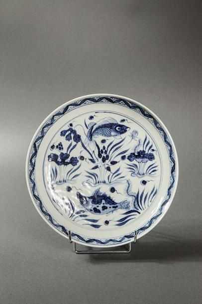 null Plat en porcelaine blanche décoré en bleu cobalt sous couverte d'une scène de...