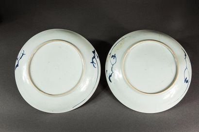 null Paire de plats en porcelaine blanche décoré en bleu cobalt sous couverte de...