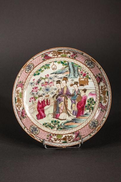null Assiette en porcelaine famille rose décorée d'une scène illustrant l'impératrice...