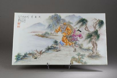 null Panneau de porcelaine polychrome de la famille rose illustré d'un sage taoïste...