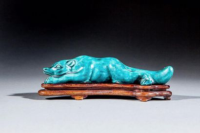 null Figuration d'une loutre tapis dans une attitude de marche. Porcelaine à glaçure...