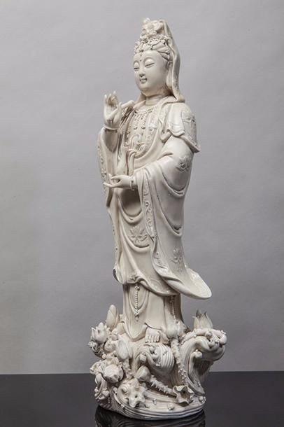 null Le Boddhisattva Kwan Yin debout sur des flots bouillonnants vêtu d'une longue...