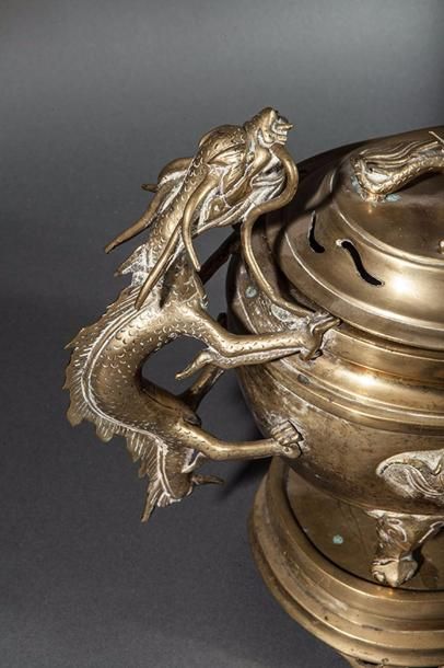 null Brûle-parfum oblongue sur piètement ovale quadripode à décor de dragons féroces....