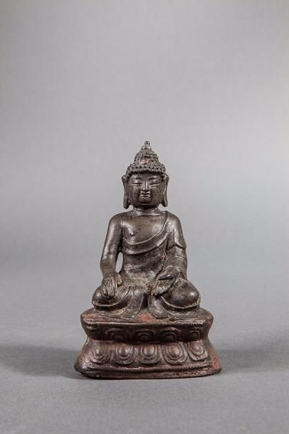 null Buddha Akshobhya assis en vajrasana sur un double socle lotiforme vêtu d'une...