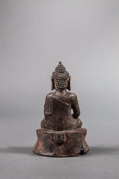 null Buddha Akshobhya assis en vajrasana sur un double socle lotiforme vêtu d'une...