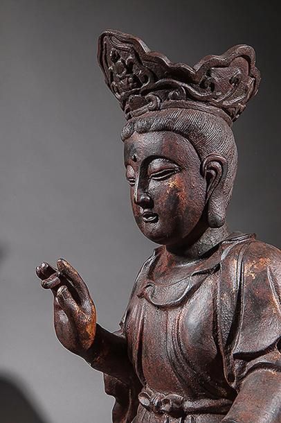 null Le Boddhisattva Kwan Yin vêtu d'une robe monastique et coiffé d'un diadème incorporant...