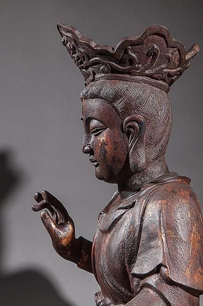 null Le Boddhisattva Kwan Yin vêtu d'une robe monastique et coiffé d'un diadème incorporant...