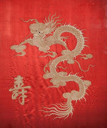 null Dragon impérial lové flottant. Broderie sur soie rouge. 63 x50 cm  