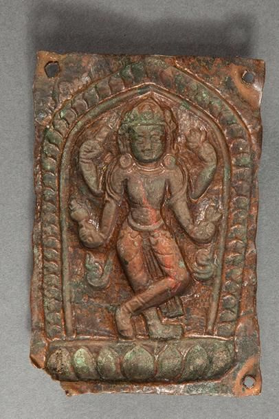 null Divinité tutélaire, adoptant la posture de Krishna et tenant de ses quatre bras...