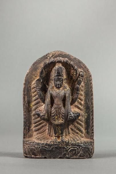 null Stèle votive, Vishnu Anatashayana figuré debout dans une posture hiératique...