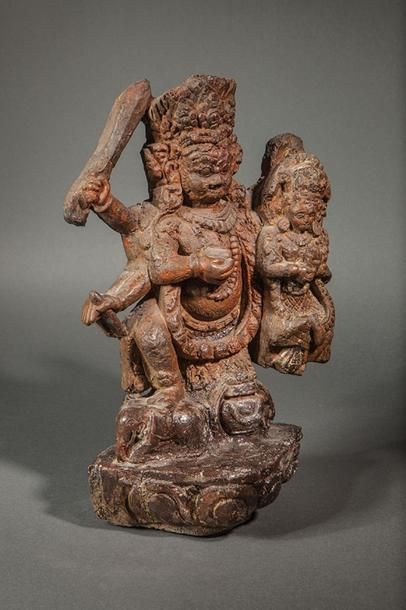 null Bhaïrava forme courroucée de Shiva figurée debout foulant du pied un éléphant...