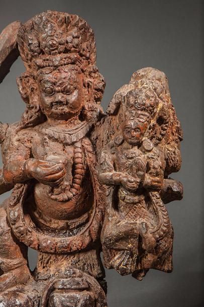 null Bhaïrava forme courroucée de Shiva figurée debout foulant du pied un éléphant...