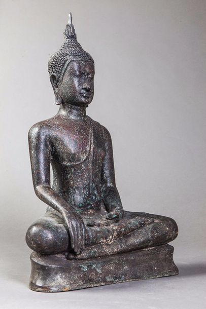 null Buddha Maravijaya assis en virasana sur un socle à double étage vêtu de la robe...