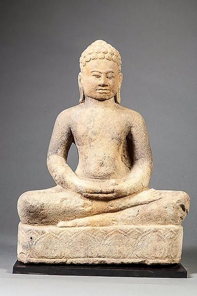 null Buddha assis en virasana les deux mains en dhyanasana dans son giron sur un...