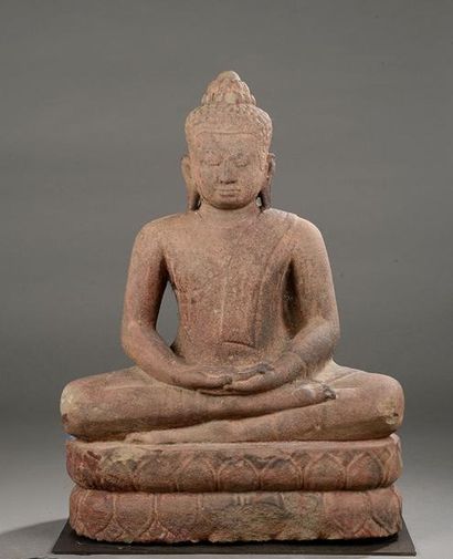 null Buddha assis en méditation, en posture de virasana sur un socle lotiforme à...