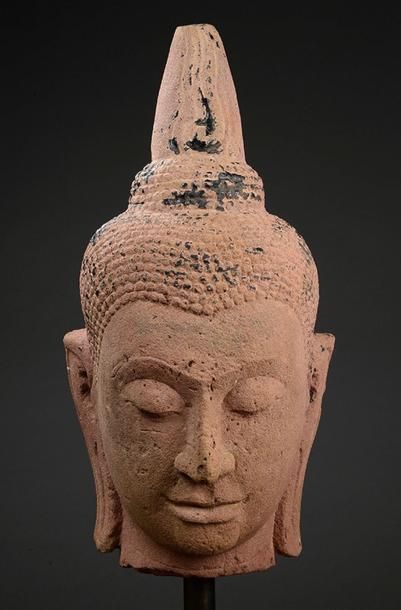 null Rare tête de Buddha à la beauté juvénile et l'expression sereine les yeux mi...