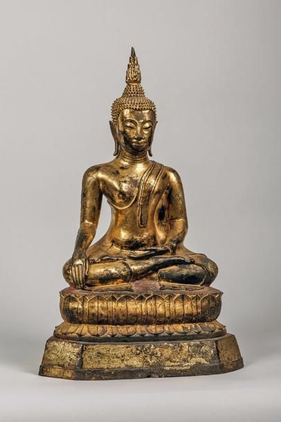 null Buddha Maravijaya assis en dhyanasana et bumishparshamudra sur un double socle...