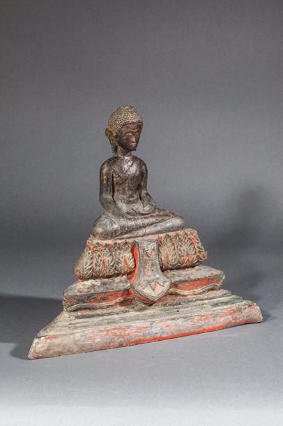 null Buddha Maravijaya à l'expression méditative la coiffure bouclée assis sur un...
