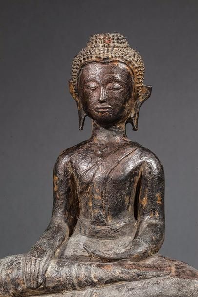 null Buddha Maravijaya à l'expression méditative la coiffure bouclée assis sur un...