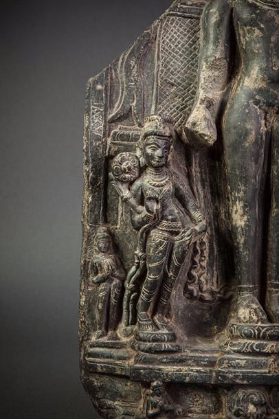null Stèle illustrant Buddha debout en abayamudra accompagné de deux apsaras tenant...
